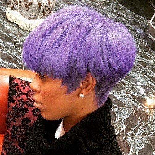 黑色女性的短柔和紫色发型