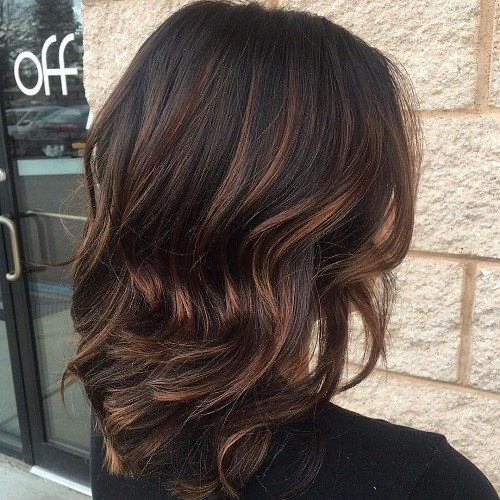 Střední Brunette Hair With Chocolate Highlights