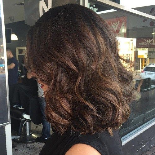 Temný Brown Hair With Subtle Highlights