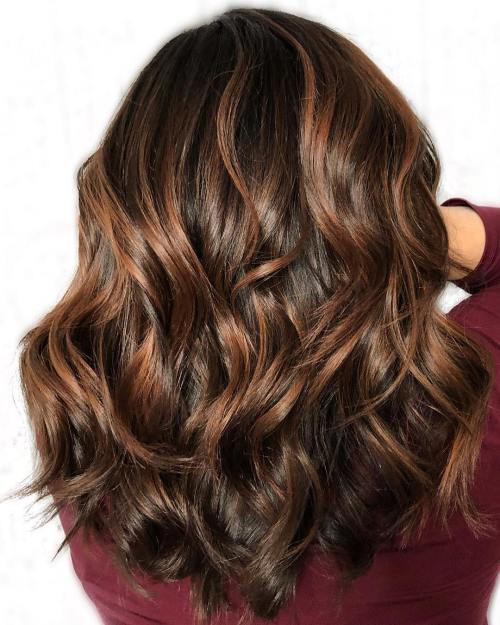 Lesklý Brown Hair With Caramel Highlights