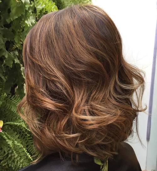 dlouho curled brown bob with subtle highlights