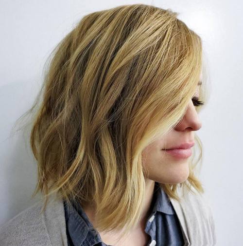 blondýnka side parted lob with loose waves
