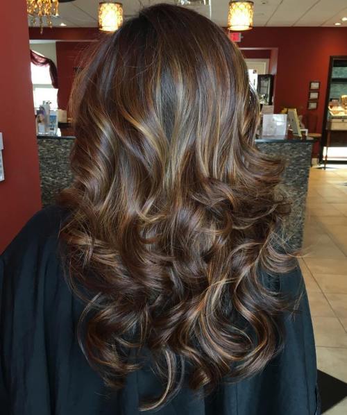 дълго Brunette Hair With Golden Highlights
