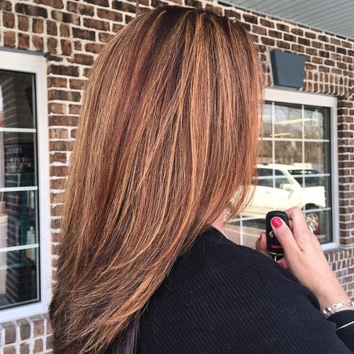 střední straight brown hair with caramel highlights