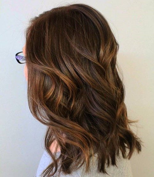 Střední Layered Brown Hair With Subtle Highlights