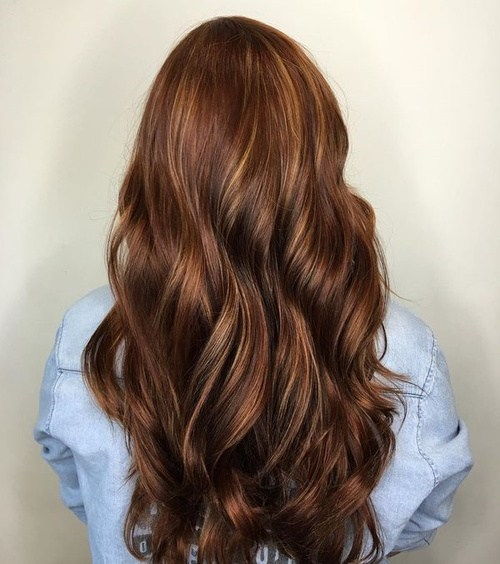 Langes schokoladenbraunes Haar mit Karamell-Highlights