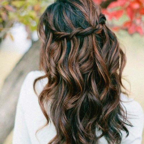 Černá hair with dark caramel highlights