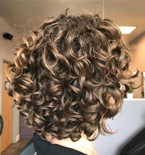Kratší Rounded Curly Hairstyle