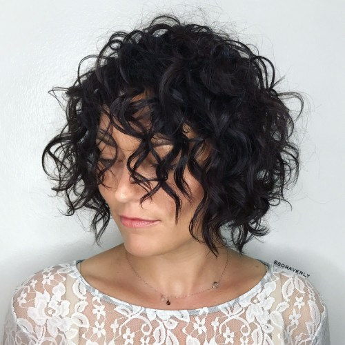 Gerundetes Messy Curly Bob