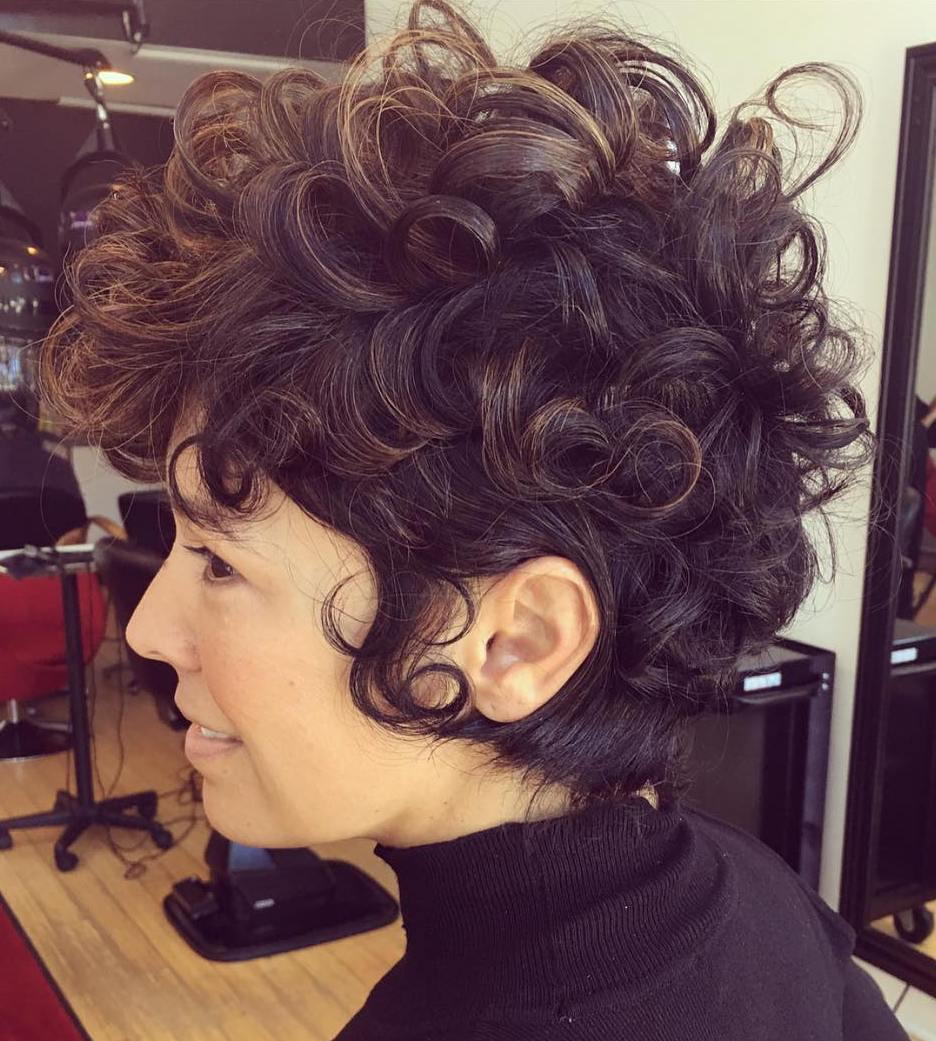 Dlouho Curly Pixie With Babylights