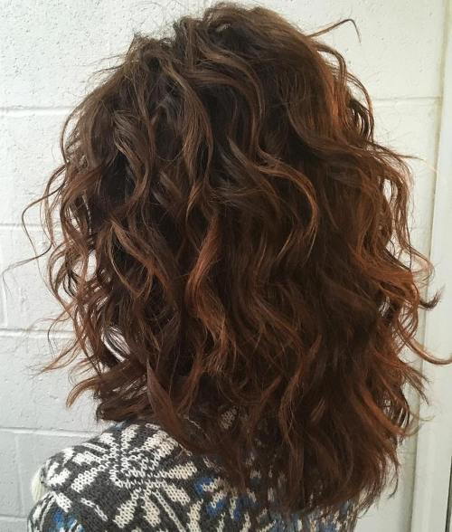 В средата на дължина Curly Layered Haircut