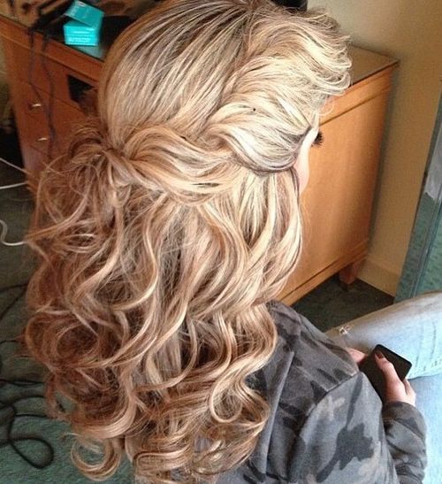 zkroucený half up curly hairstyle for thick hair