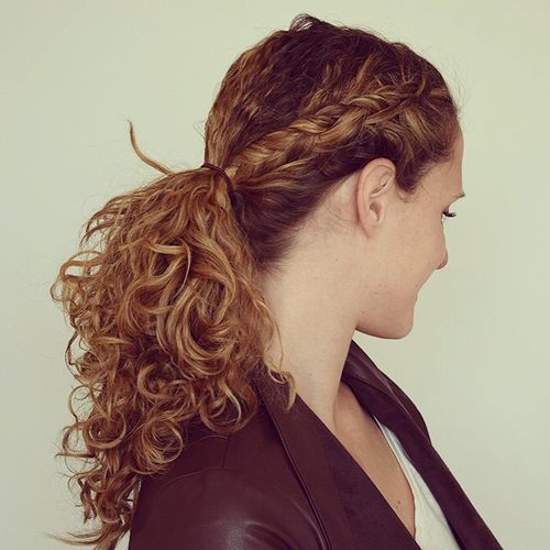 nízký pony hairstyle for curly hair