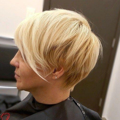 Dlouho Blonde Pixie Haircut