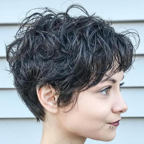 дълго Curly Pixie Hairstyle