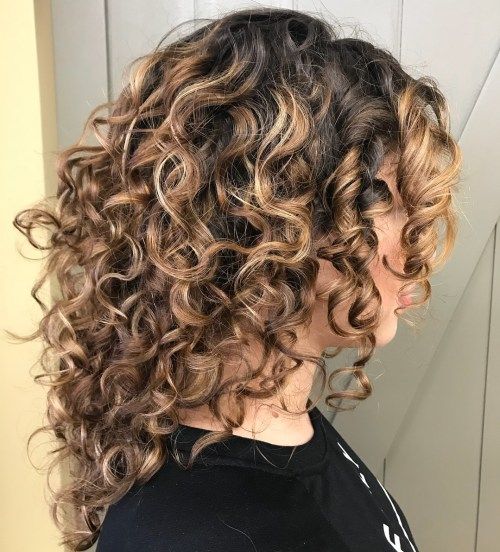 среда Curly Hairstyle With Highlights
