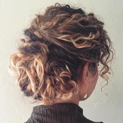 разхвърлян Updo For Curly Hair
