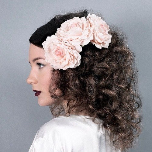 среда curly hairstyle with hair flowers