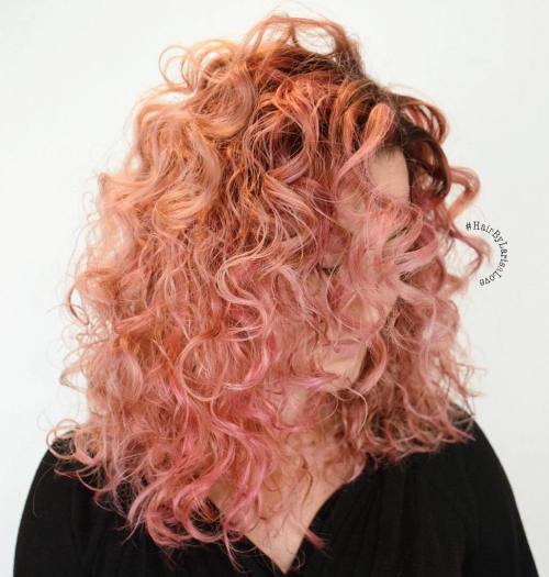 Medium Curly Pastellrosa Frisur