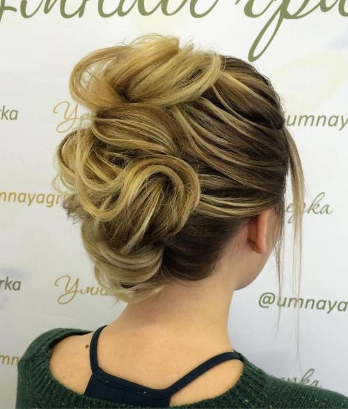 Chaotický French Roll Updo