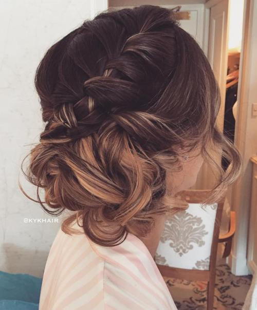 къдрав Side Updo With A Braid
