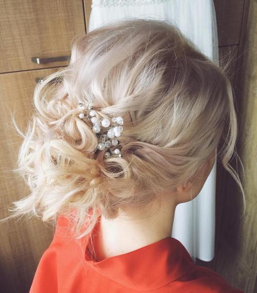 Chaotický Blonde Updo For Thin Hair