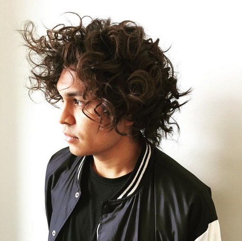 rozcuchaný curly men's hairstyle