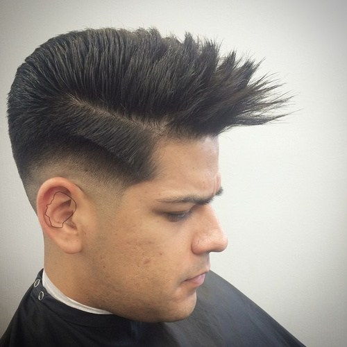 男人's short spiky haircut
