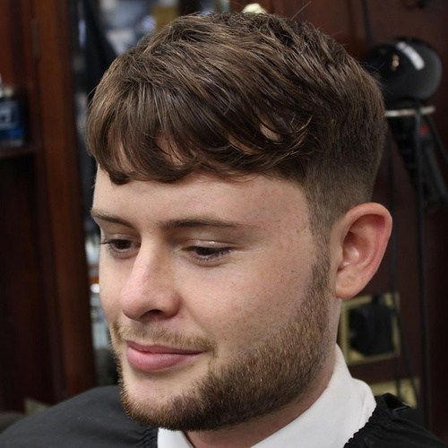 Männer's short hairstyle for wavy hair