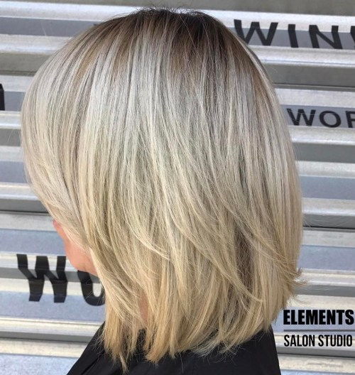 Blondýnka Layered Bob With Stretched Roots