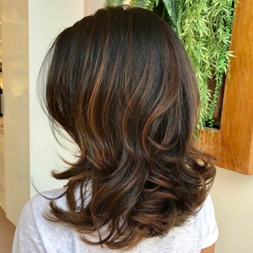 вълнообразен Layered Brunette Hairstyle With Caramel Highlights