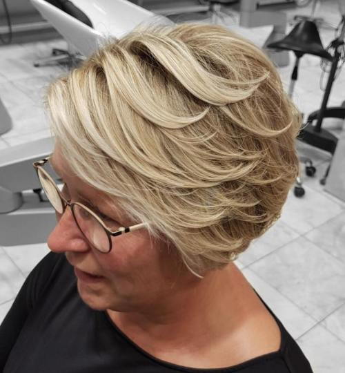дълго Blonde Pixie With Piecey Layers