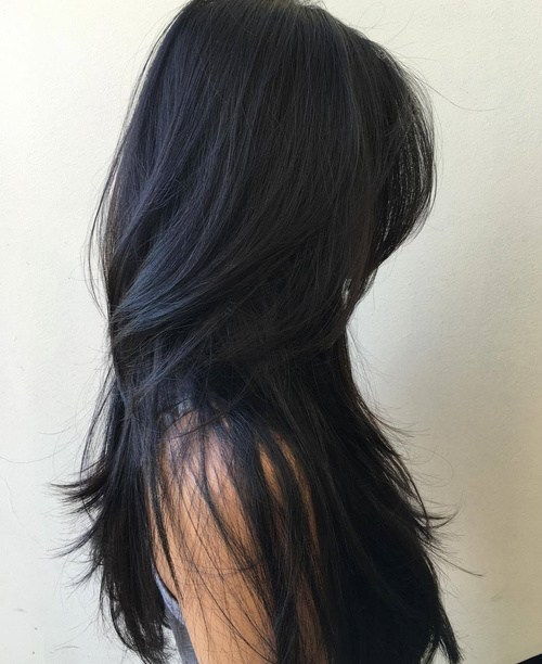 Lange schwarz geschichtete Frisur