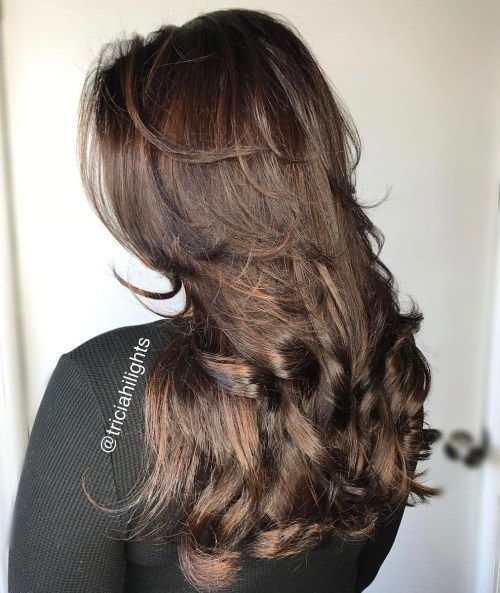 Brunette Frisur mit Schichten für langes Haar