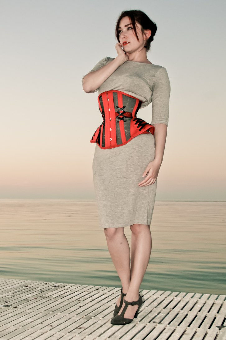 Модел wears Pop Antique corset