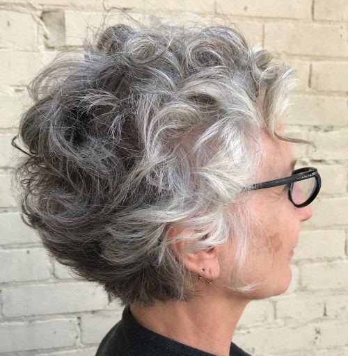 老年妇女的卷曲灰色发型