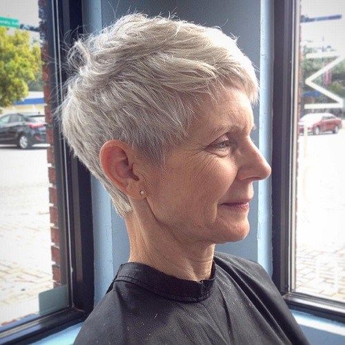 Ältere Dame's Gray Pixie Hairstyle