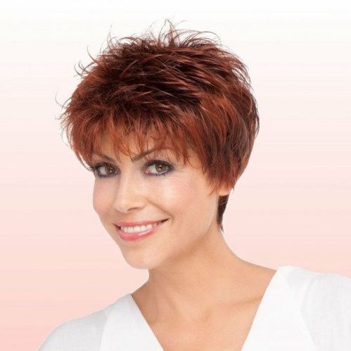 къс feathered hairstyle for women over 50