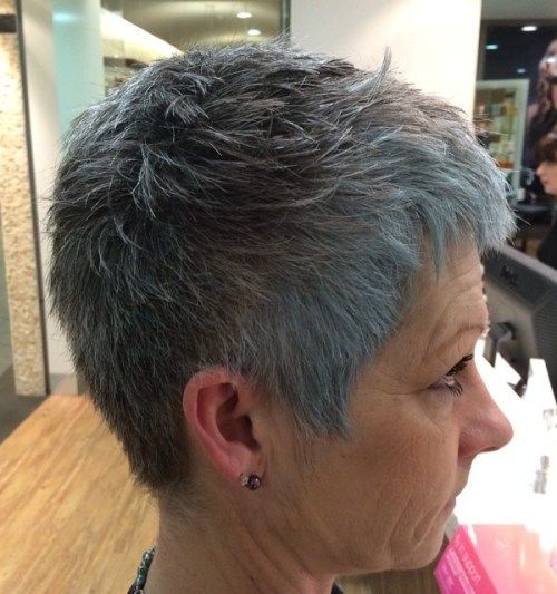 Kurzer grauer Pixie für glattes Haar