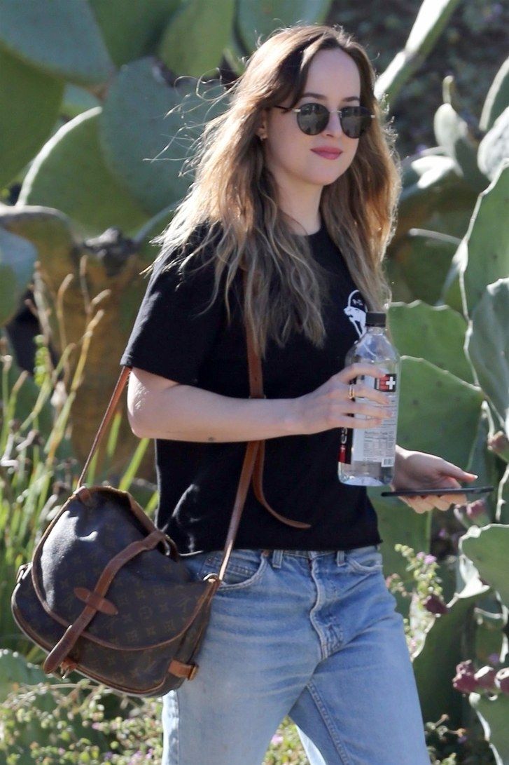 ИЗКЛЮЧИТЕЛЕН Dakota Johnson dresses casual while out running errands