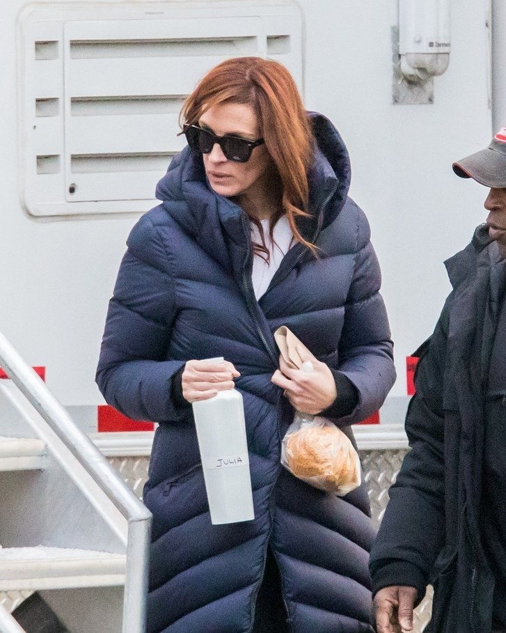 Джулия Roberts is spotted on set of 