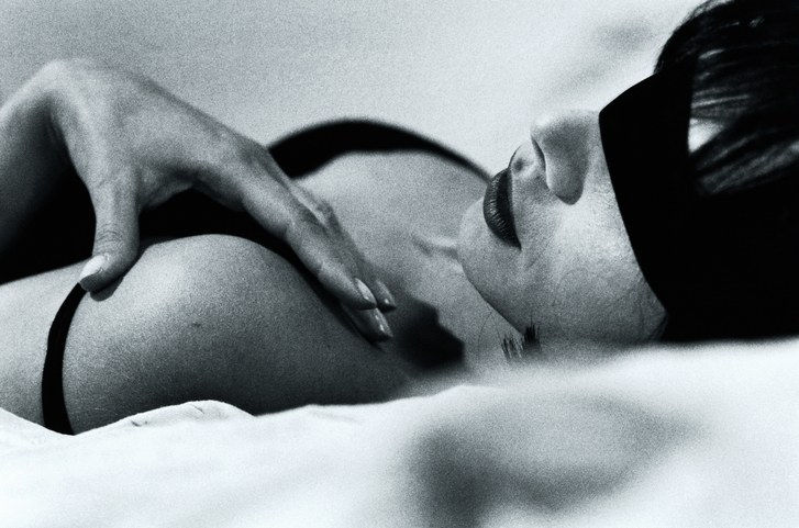 睡在床上的女人（黑色和白色）