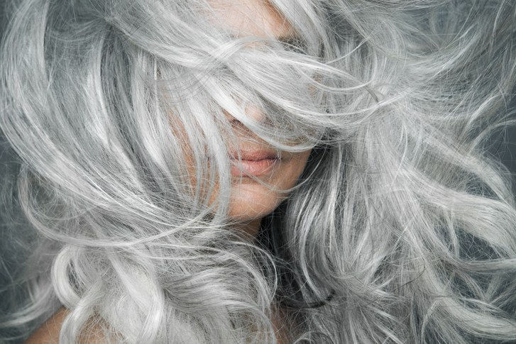 Frau mit grauen Haaren