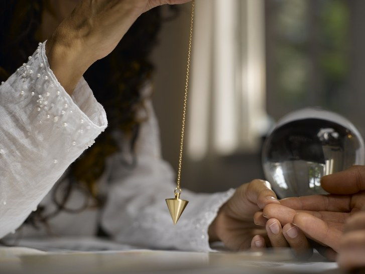 Женски пол fortune teller using pendulum