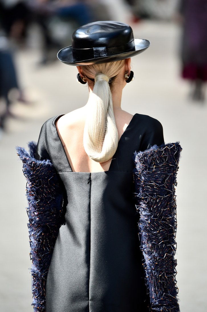 Ein Modell, hinteres Detail, geht die Rollbahn während der Chanel Haute Couture-Herbst- / Winter-2023-2023 Show als Teil Haute Couture Paris Fashion Weeks am 4. Juli 2023 in Paris, Frankreich.