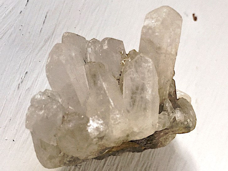 Průhledná quartz on white surface