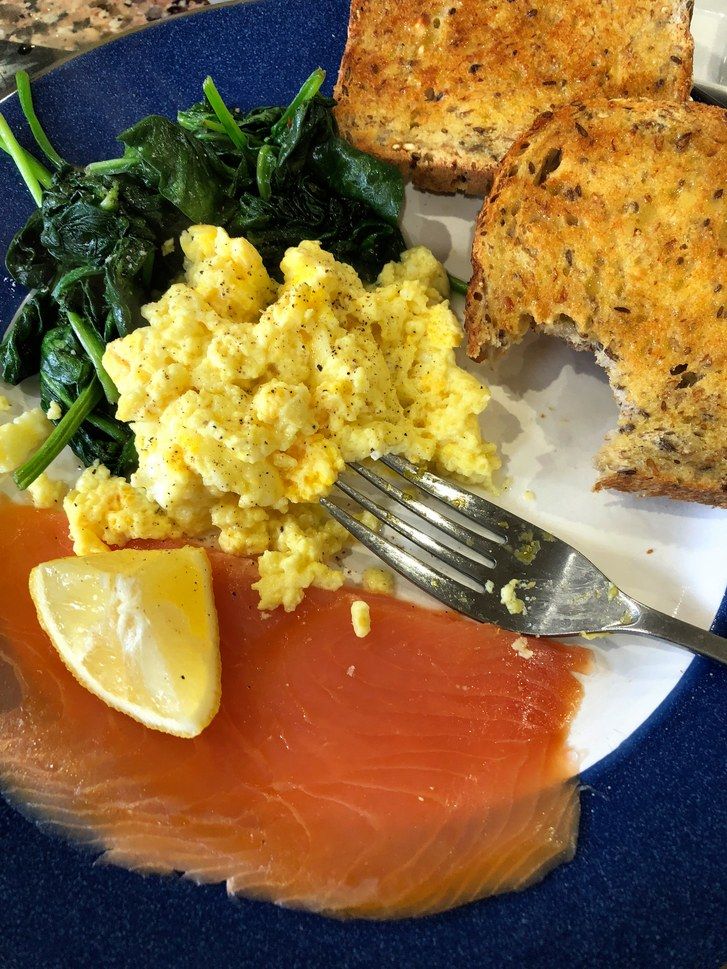 закуска: scrambled eggs, salmon, toast and spinach