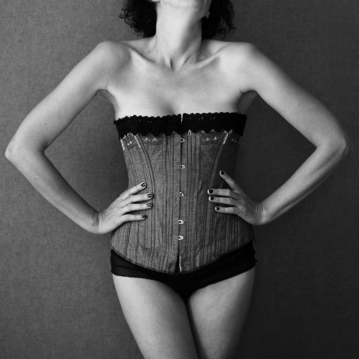 Žena in a corset