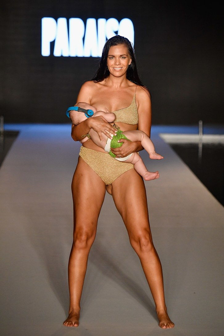 一个模特走了跑道母乳喂养她5个月大的婴儿2
