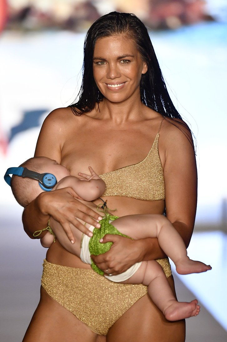 一个模特走在跑道上母乳喂养她5个月大的婴儿3